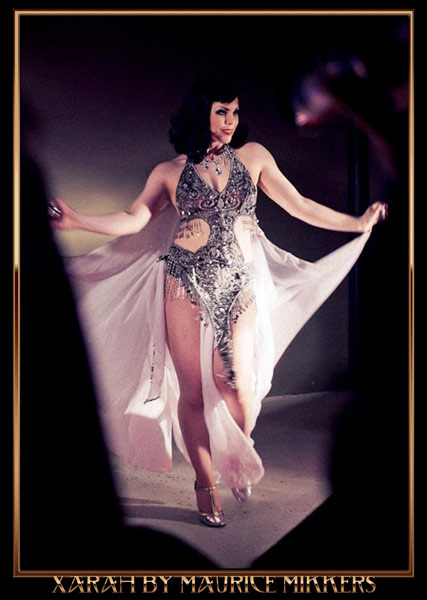 burlesquedancer Xarah von den Vielenregen - Vintage burlesqueshow sparkly silver starlet