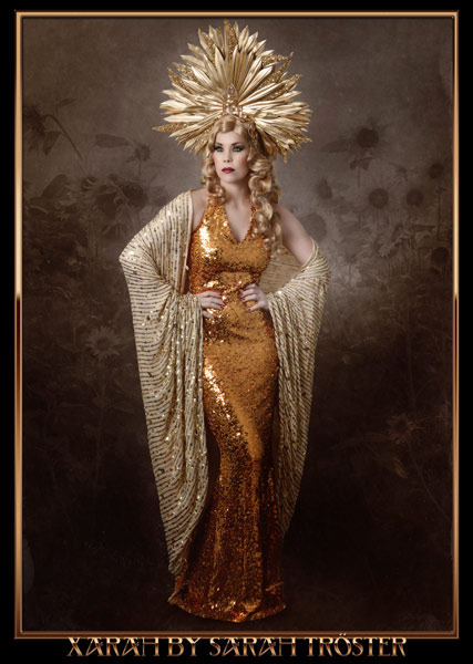 burlesque showgirl xarah von den vielenregen in impressive golden evening dress and big golden headdress like a vintage goddess, photographed by Sarah Tröster in Stuttgart, Germany