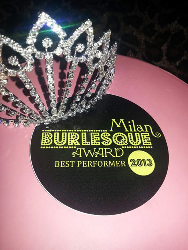 Just arrived home after a fantastic week-end in Milan. I can't tell you how proud I am to have won the "Best Performer 2013" at the MILAN BURLESQUE AWARD!
Thanks a lot to the jury (Dirty Martini, Mitzi von Wolfgang and Bioux Lee Hayes), the amazing audience, all the other performer who did fantastic shows, and congratulations to my dear friend Koko La Douce, who won "First Runner Up" and Peggy De Lune "Most Comic Act".
It was great to meet you all
