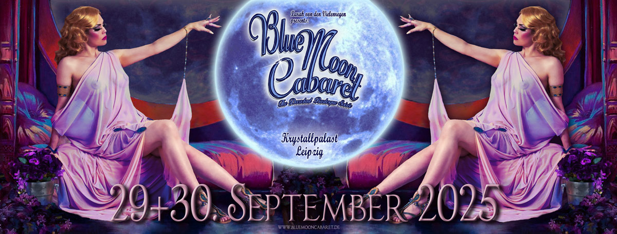 Nach der ausverkauften Deutschland-Premiere kehrt das Blue Moon Cabaret, produziert von Xarah von den Vielenregen, mit einer neuen Show ins Krystallpalast Varieté zurück!
Hüllen Sie sich in Ihr elegantestes Gewand und gönnen Sie sich einen dekadenten Abend, umgeben von internationalen Burlesque- und Boylesque-Künstlern aus aller Welt. Genießen Sie die mondäne Atmosphäre der wilden Roaring Twenties!
Vergessen Sie den Alltag und tauchen Sie mit uns ein in eine Zeitreise zurück in die opulenten und frivolen 20er und 30er Jahre, begleitet von den bezauberndsten Damen mit atemberaubenden und exquisitesten Burlesqueshows sowie bester Unterhaltung.
Verleben Sie eine prächtige und amüsante Zeit mit großartigem und glamourösem Schönheitstanz:
Willkommen im Blue Moon Cabaret – The Decadent Burlesque Soirée

Elegante Abendgarderobe ist sehr gern gesehen!
Glitter & Glamour, Anzug & Abendkleid, Burlesque, Roaring Twenties, 30s, 40s, 50s, Flappergirl & Dandy, Decadent Chique www.bluemooncabaret.de